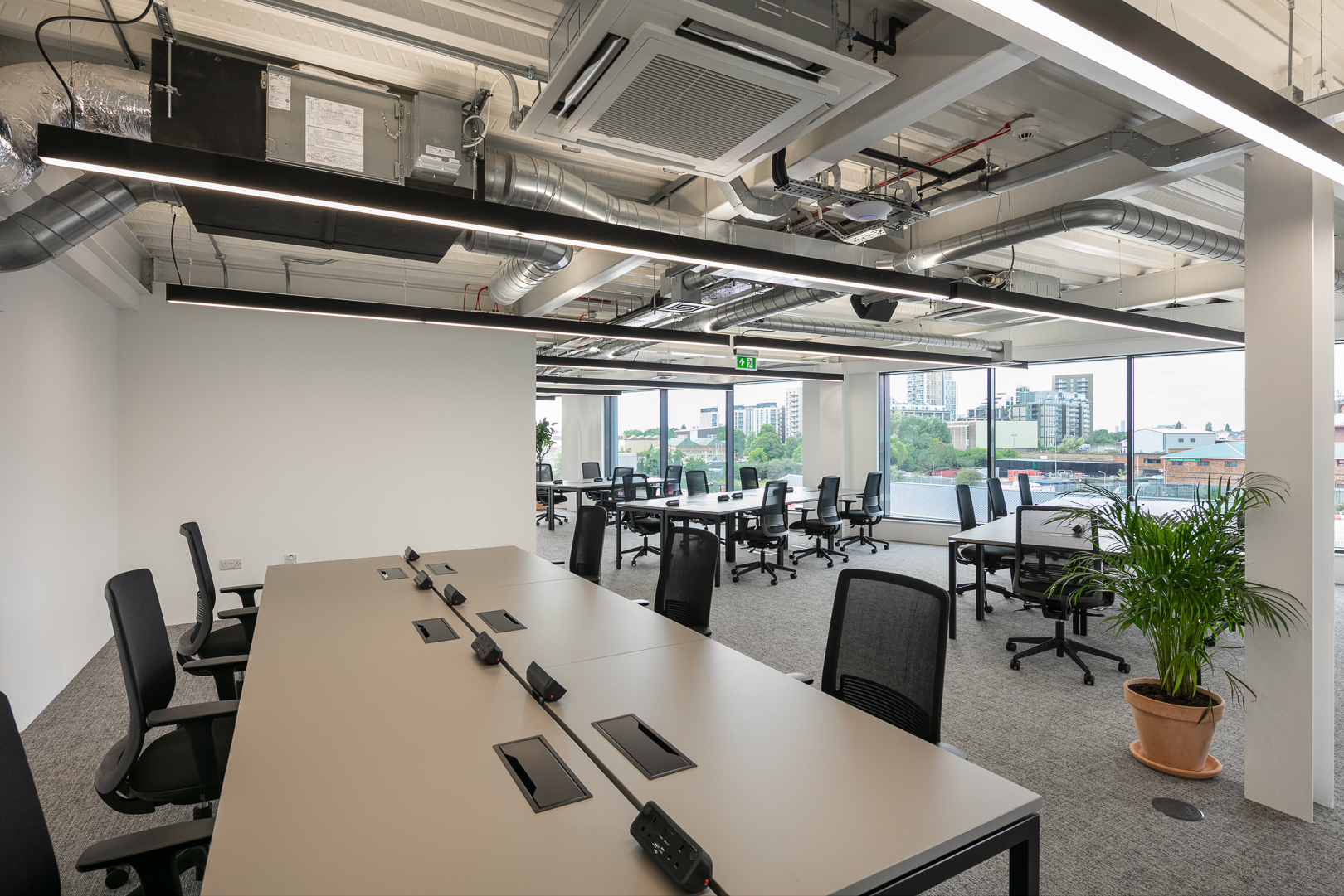 Modern meeting space with central table, ideal for workshops and team meetings.