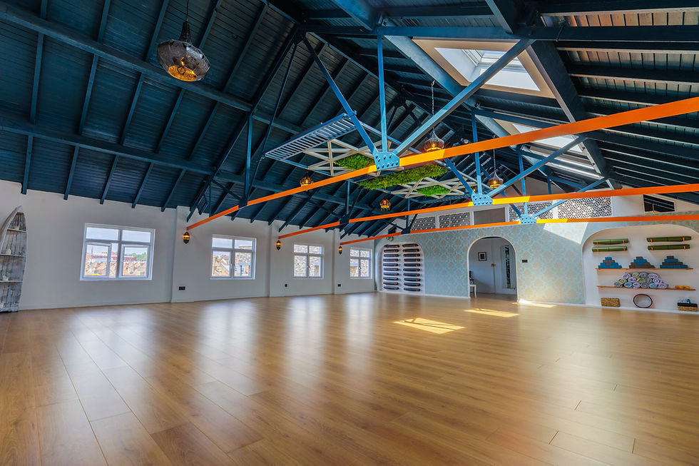 Spacious Highvibe event space with high ceilings, perfect for workshops and gatherings.