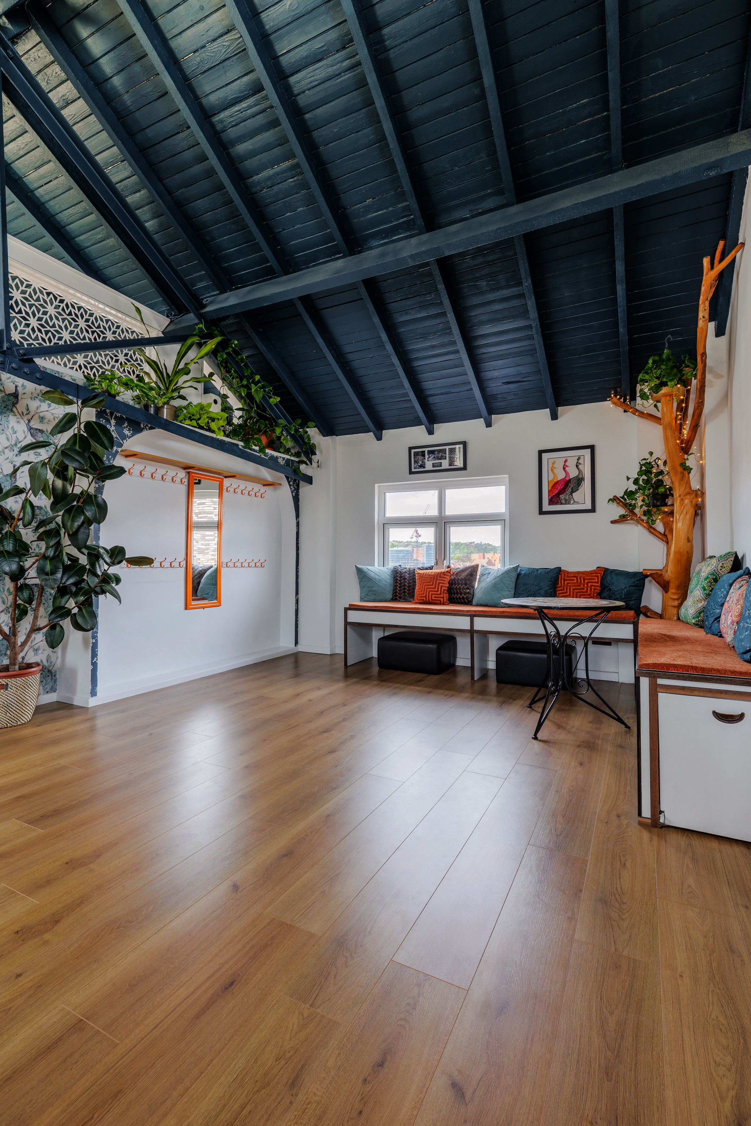 Bright studio event space with cozy seating, ideal for meetings and workshops.