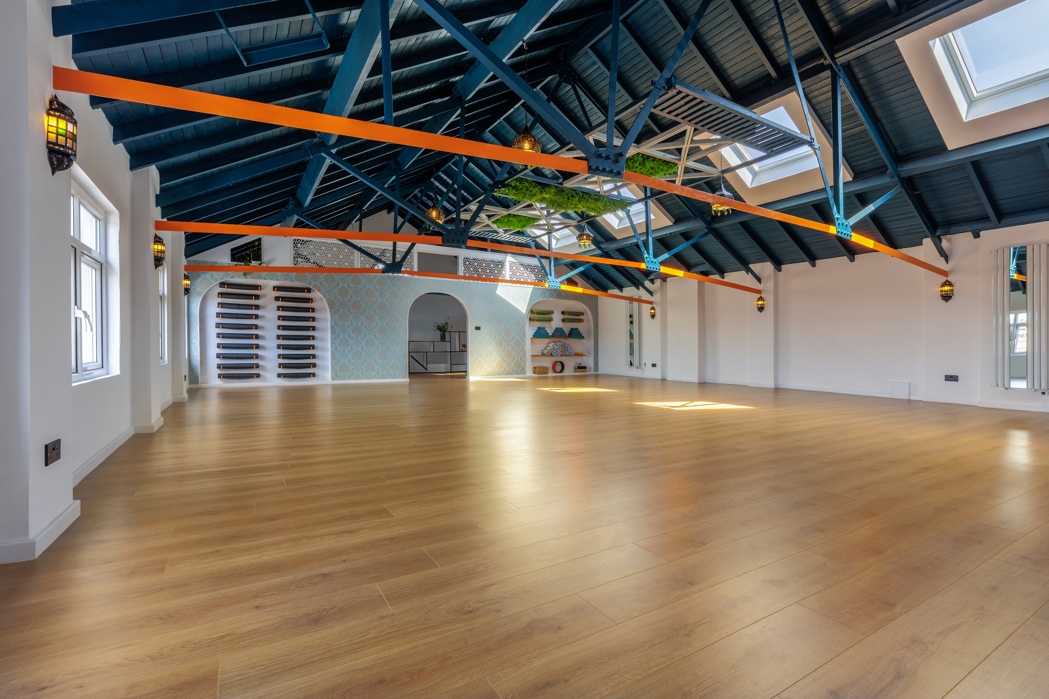 Spacious Highvibe event space with high ceilings for creative workshops and gatherings.