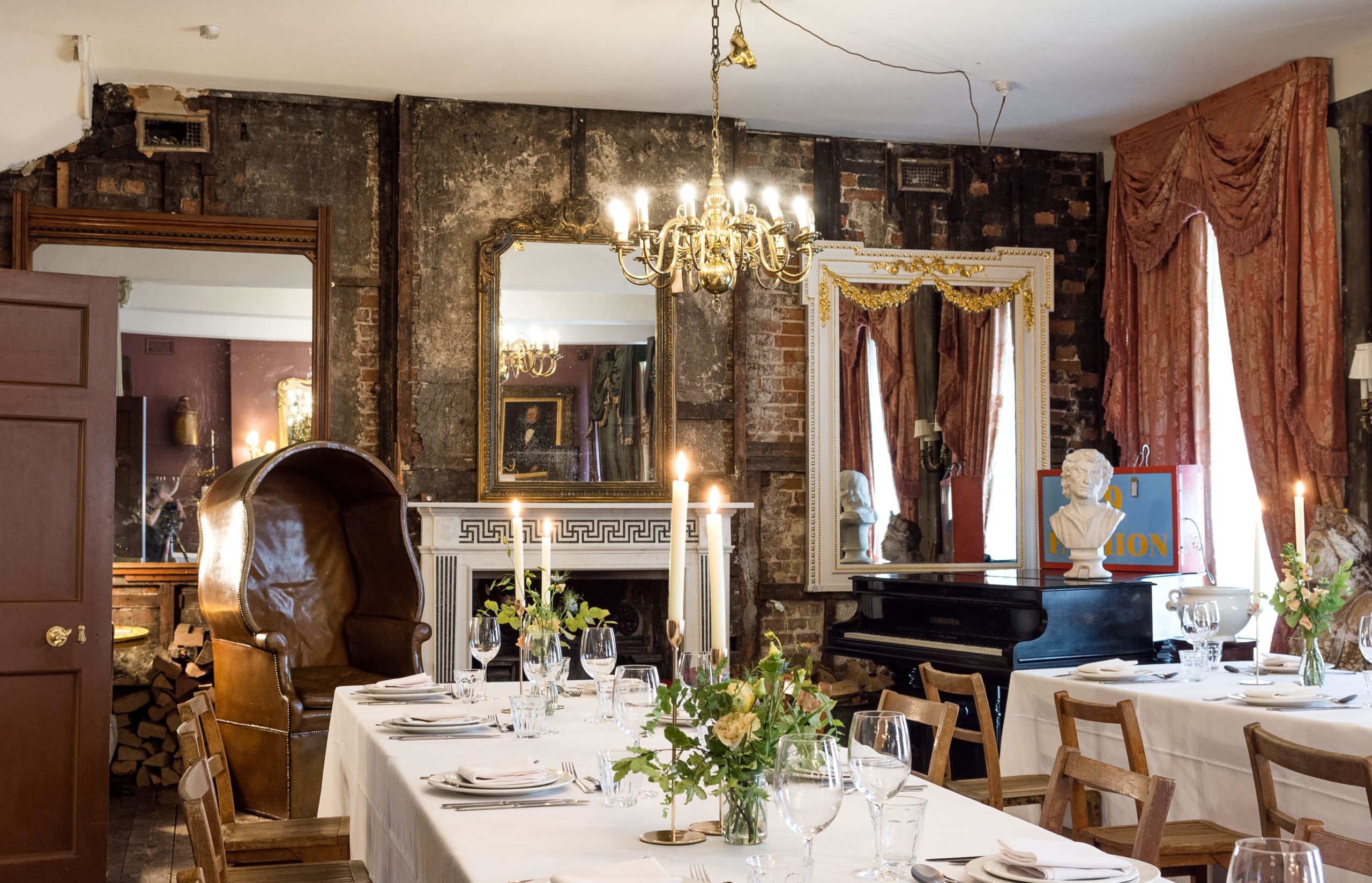 Elegant dining room with chandelier for intimate gatherings and upscale events.