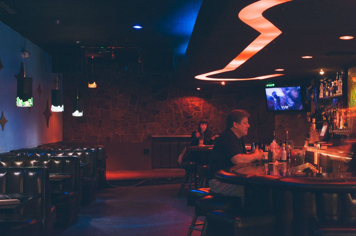 Cozy bar in The Turquoise Room, ideal for networking events and informal meetings.