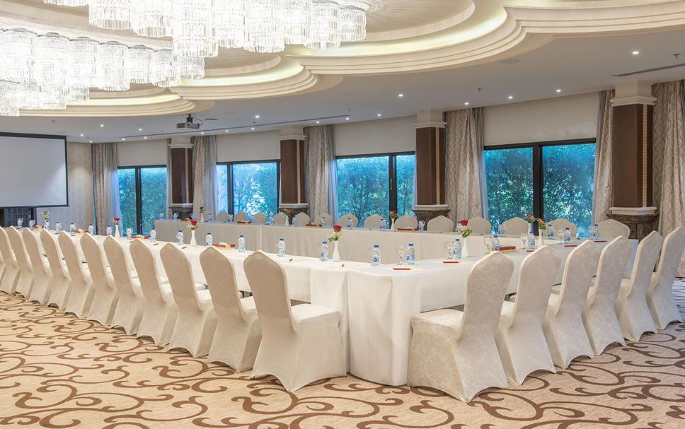 Diriyah Hall meeting room with U-shaped tables, ideal for corporate workshops and events.