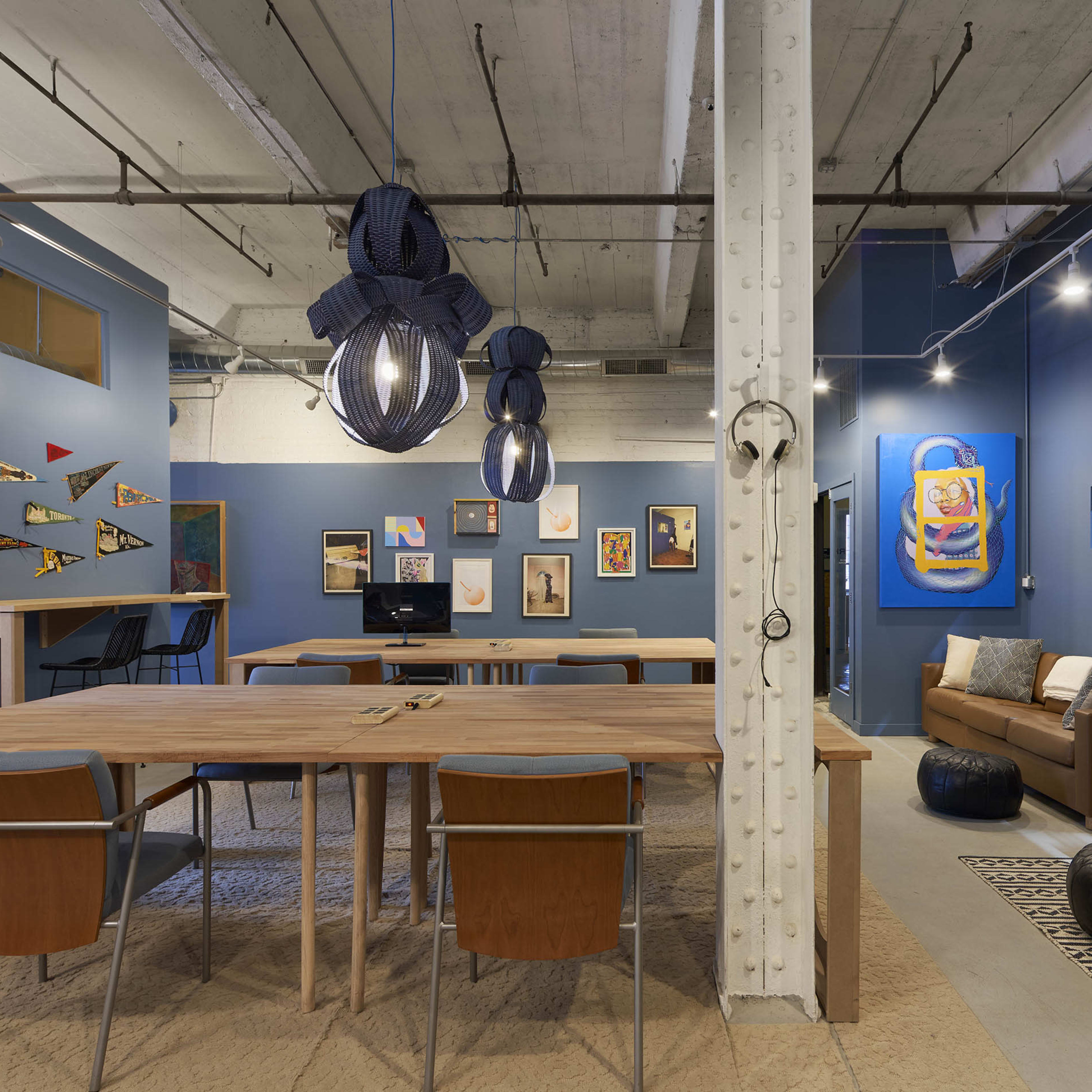 Modern meeting room with stylish decor, ideal for workshops and brainstorming sessions.