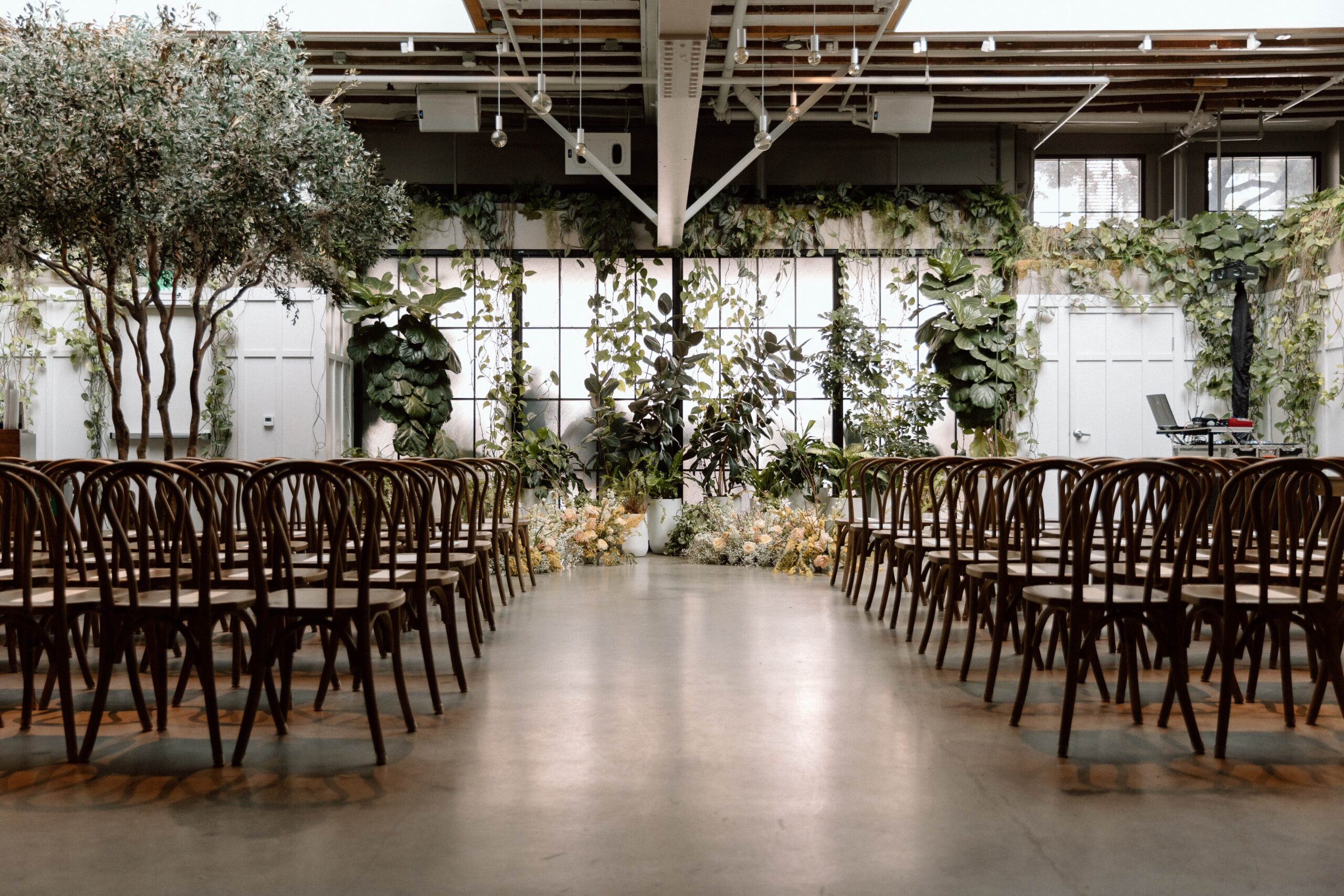 VIP Suite in Flora with wooden chairs and lush greenery, ideal for workshops and presentations.