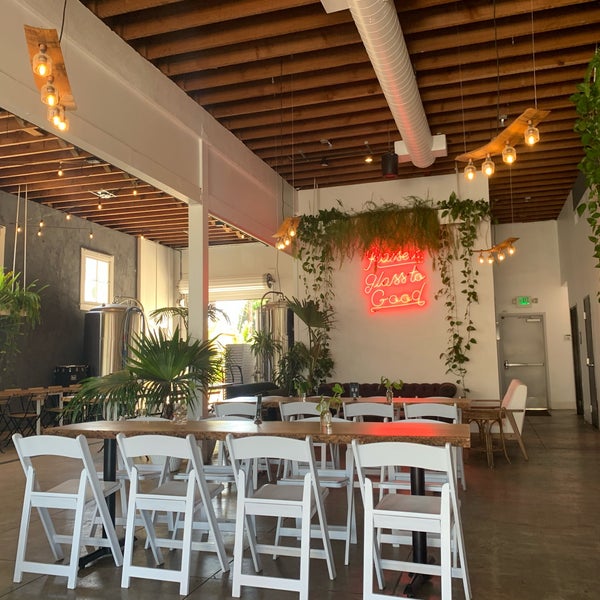 Stylish tasting room with wooden table, ideal for events and workshops at FruitCraft.