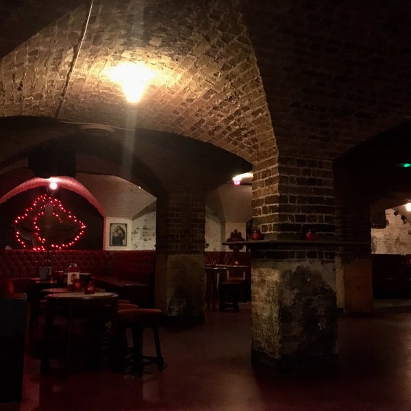 Rustic brick arches in Gremio De Brixton, perfect for intimate gatherings and events.