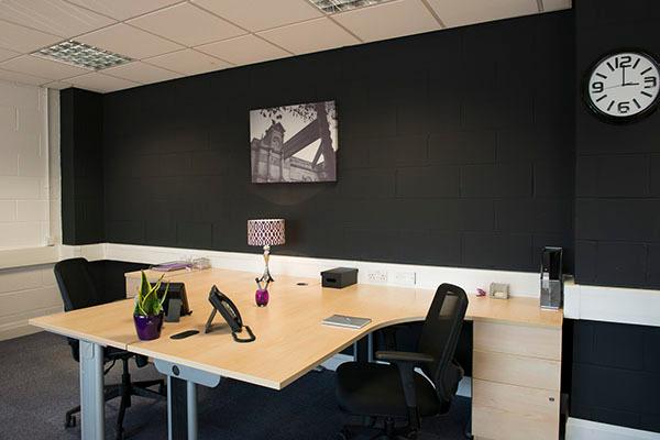 Modern meeting room with ergonomic chairs, ideal for business events and productivity.