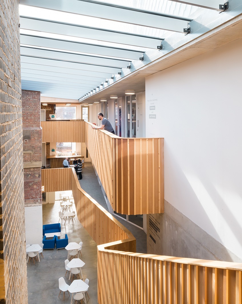 Modern exhibition space with wooden accents, ideal for workshops and networking events.