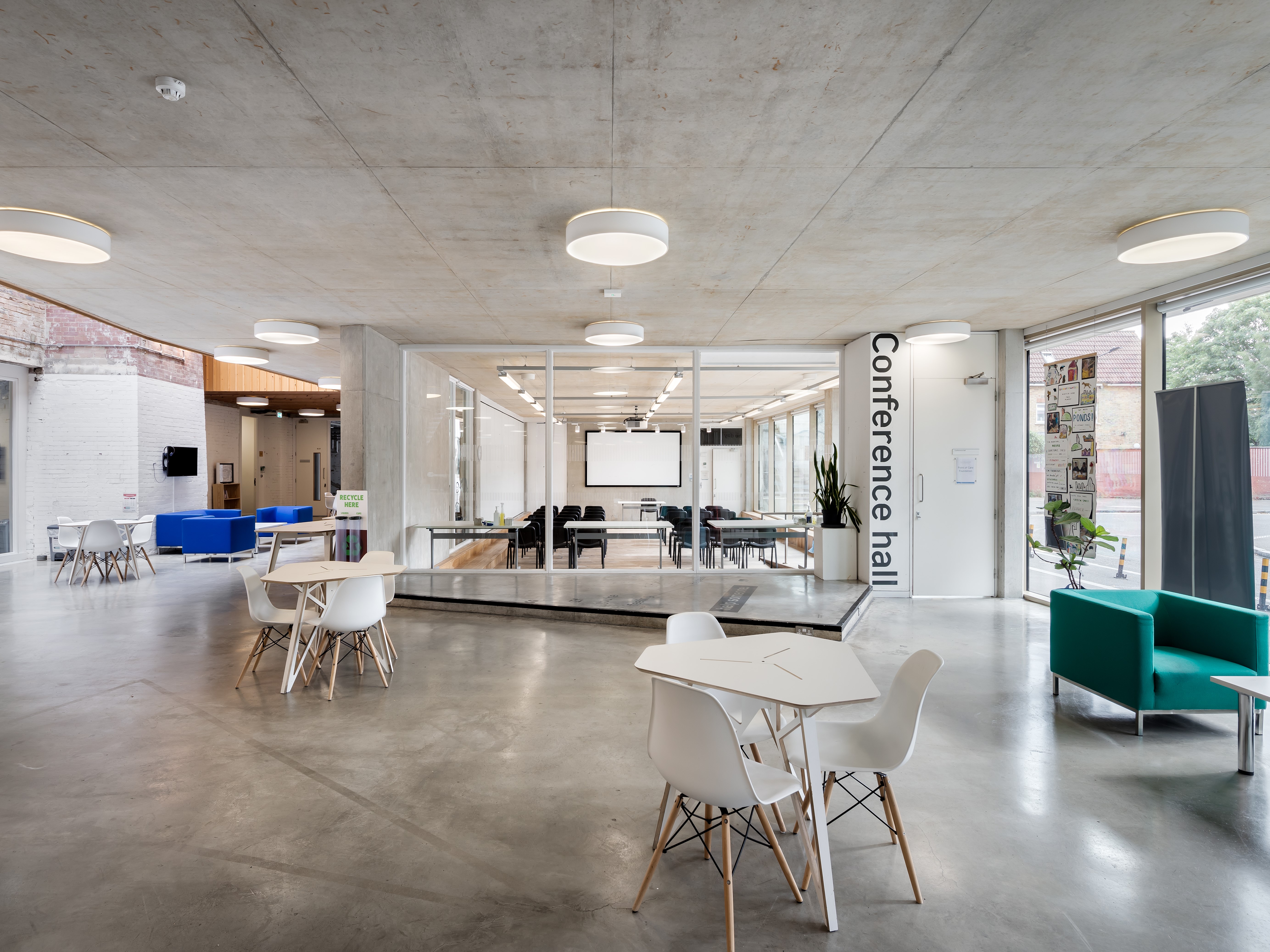 Modern conference room with natural light, ideal for workshops and corporate meetings.