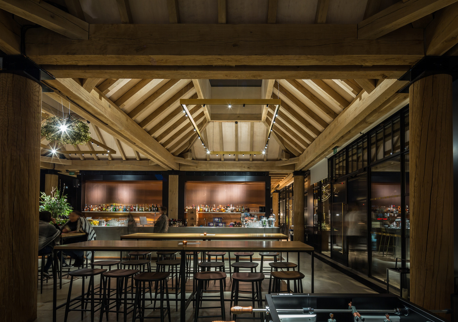 Modern venue with wooden beams, ideal for meetings and receptions.