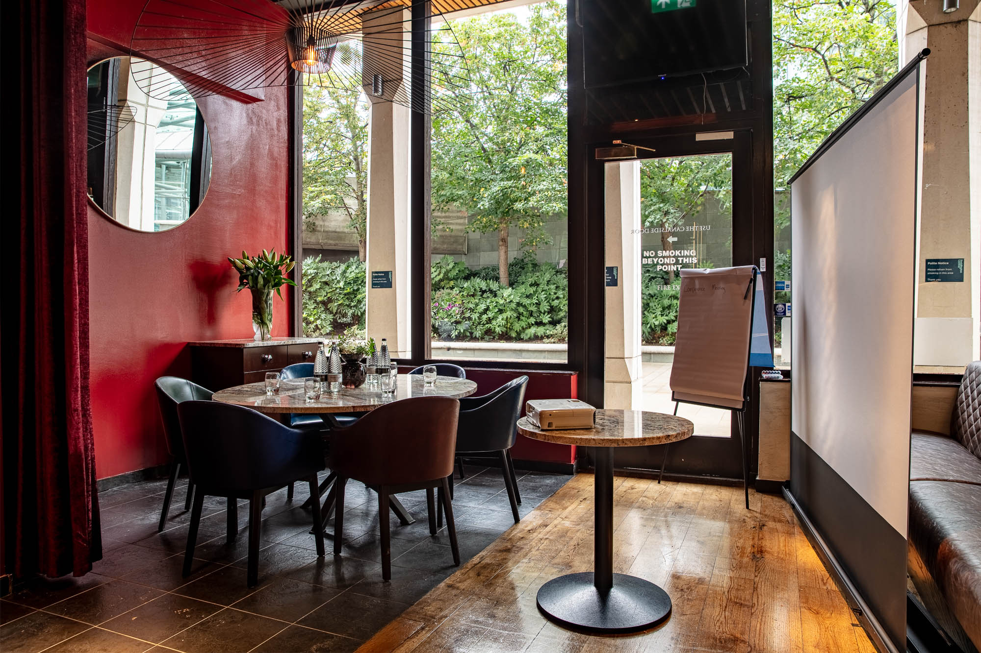 Regent Parlour at Smith's Bar & Grill: stylish meeting space for intimate gatherings.