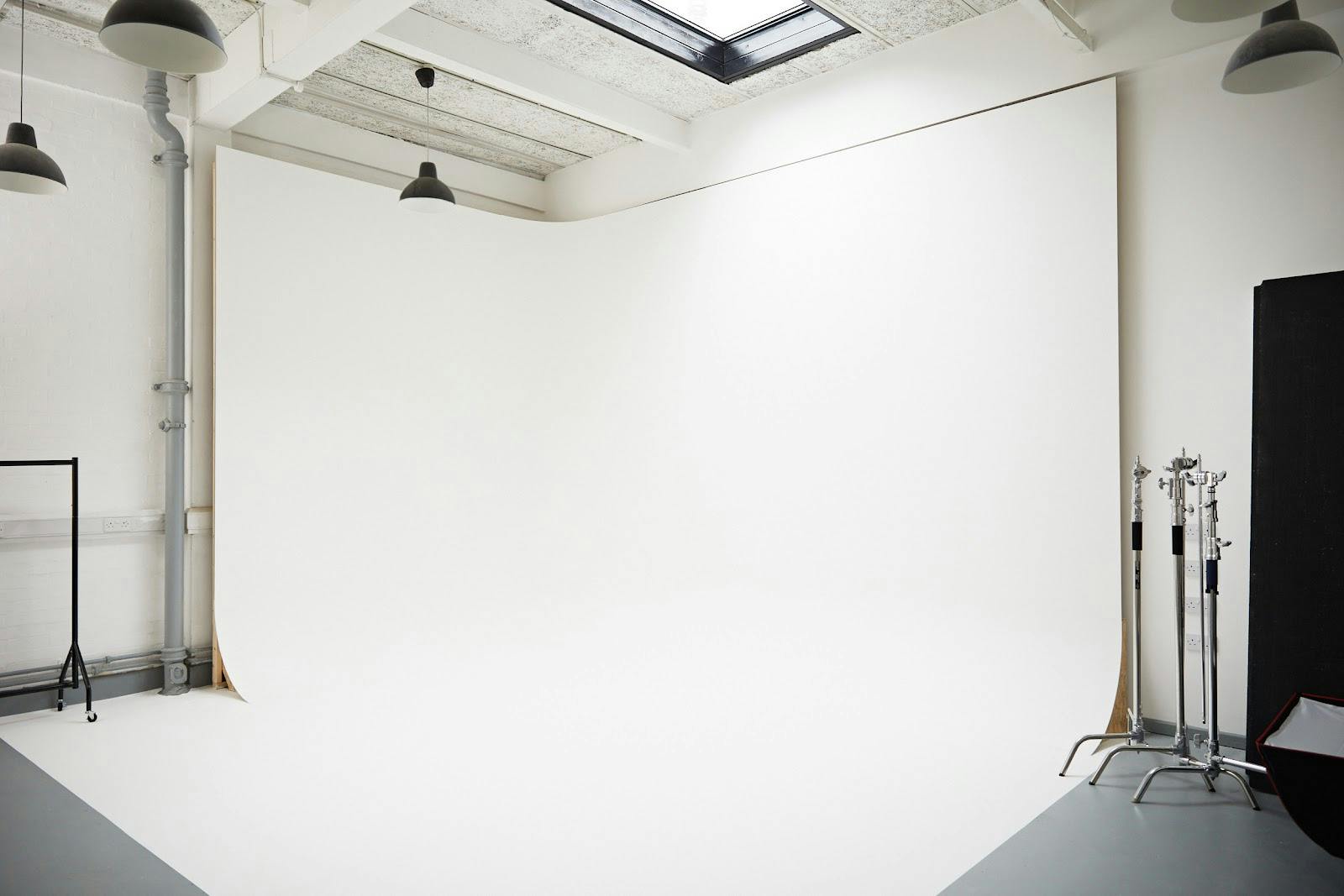 Versatile blank studio space with clean backdrop for events and meetings at Keane Studios.