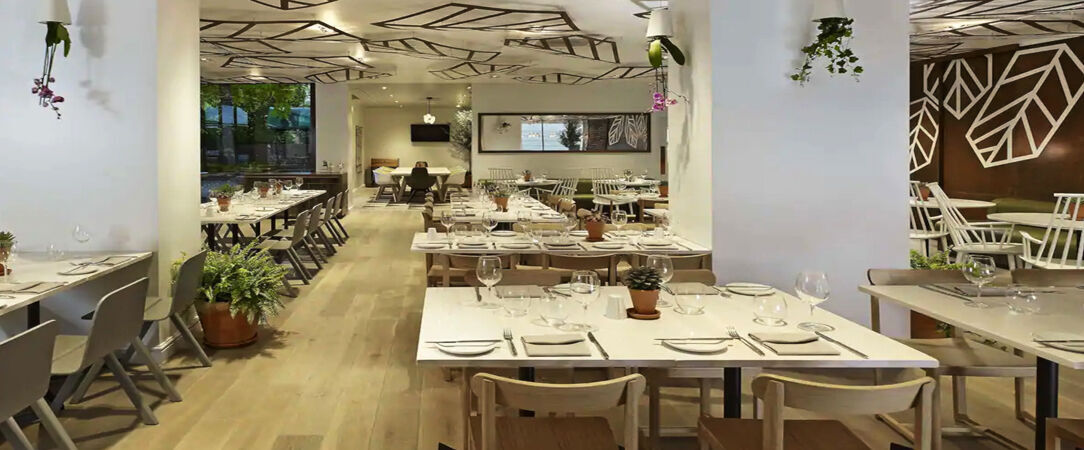 Modern dining space at DoubleTree by Hilton London, ideal for corporate events and gatherings.
