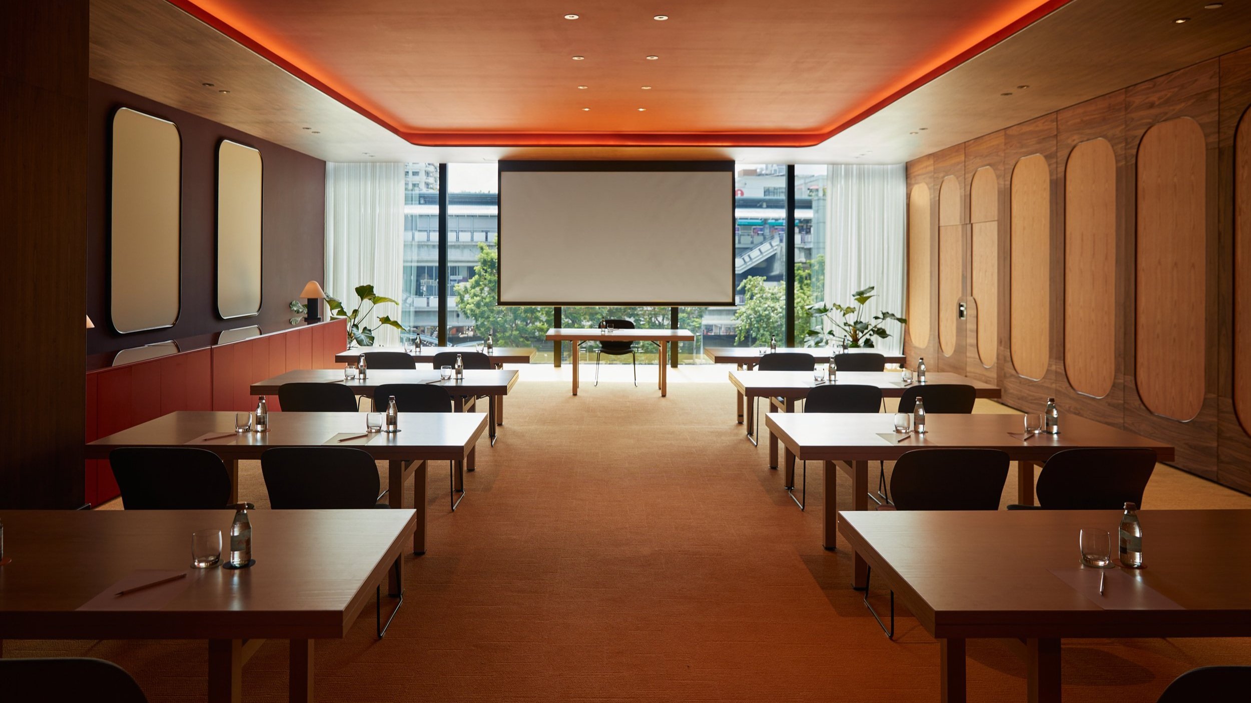 Modern meeting room with natural light for professional events and gatherings.