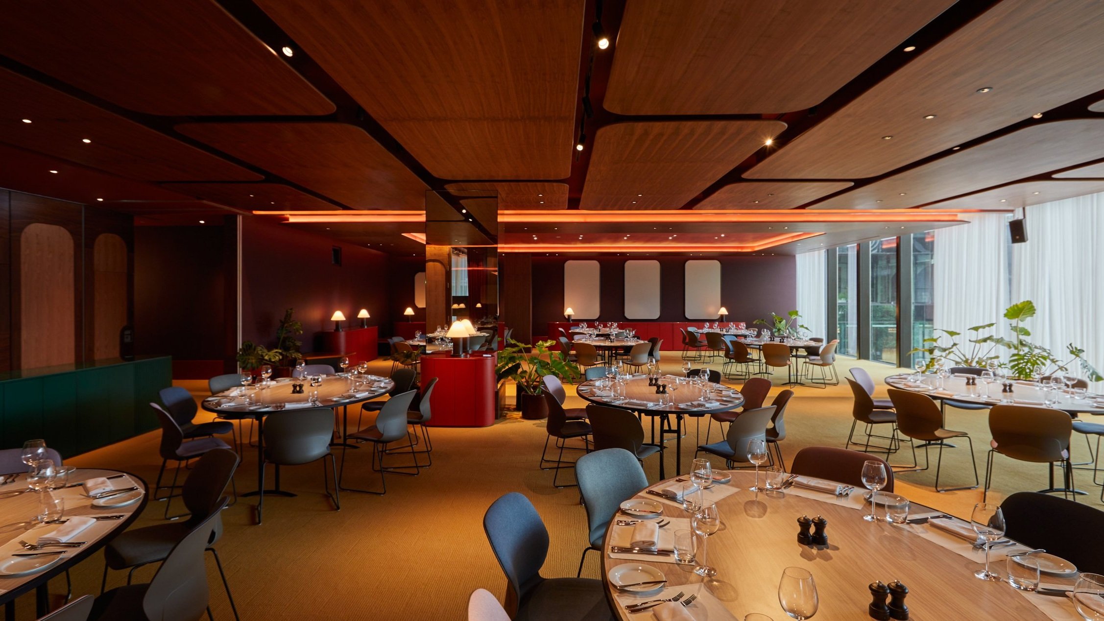 Modern event space with round tables, ideal for corporate events and private celebrations.