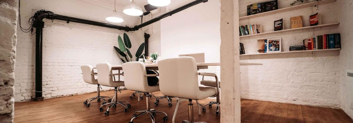 Modern meeting room with ergonomic chairs, ideal for collaborative brainstorming sessions.