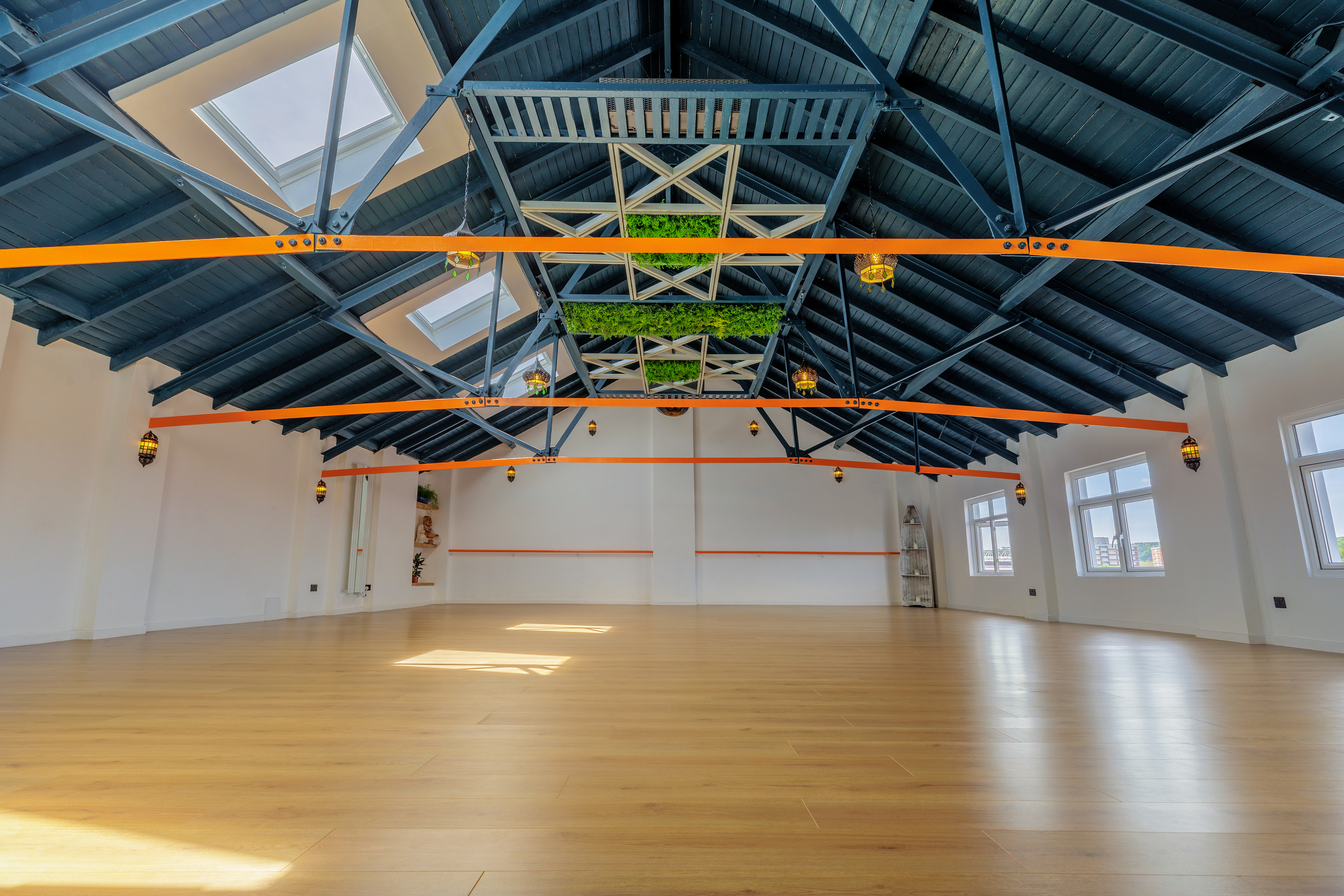 Spacious Highvibe event space with high ceilings for workshops and gatherings.