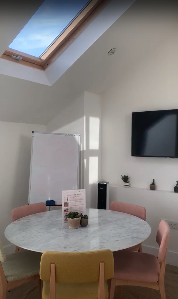 Modern meeting room with whiteboard, ideal for brainstorming sessions and discussions.