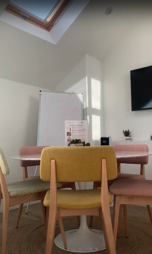 Bright meeting room with round table, perfect for workshops and brainstorming sessions.