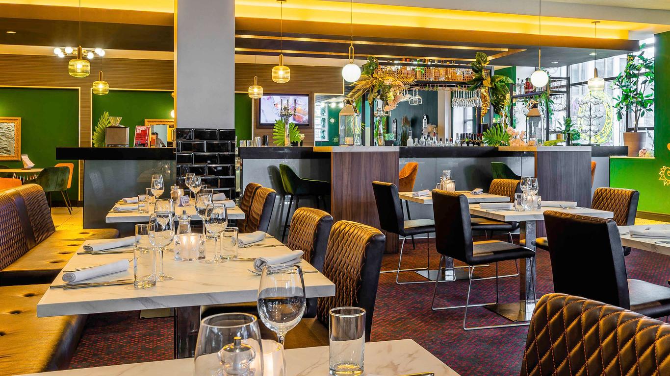 Modern restaurant in Novotel Birmingham for intimate meetings and networking events.