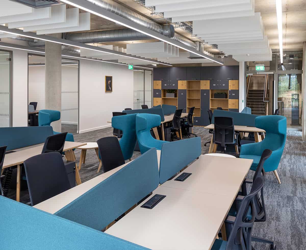 Modern coworking space with ergonomic seating for meetings and workshops.