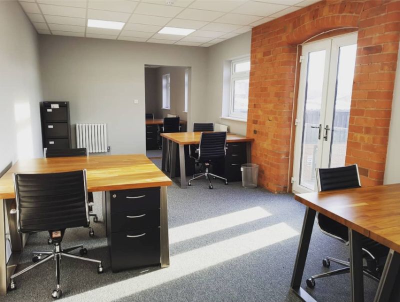 Modern coworking space with natural light, ideal for meetings and collaboration.