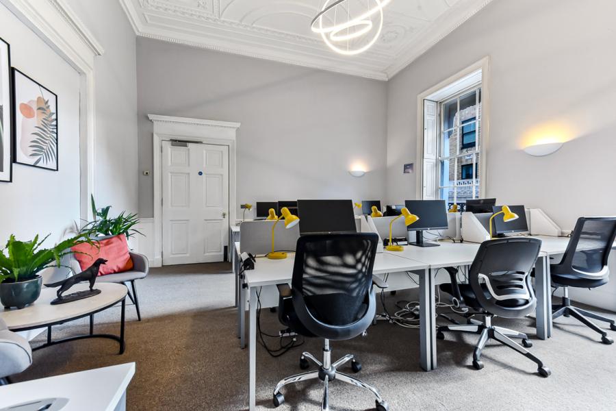 Modern workshop space with ergonomic furniture, ideal for team brainstorming sessions.