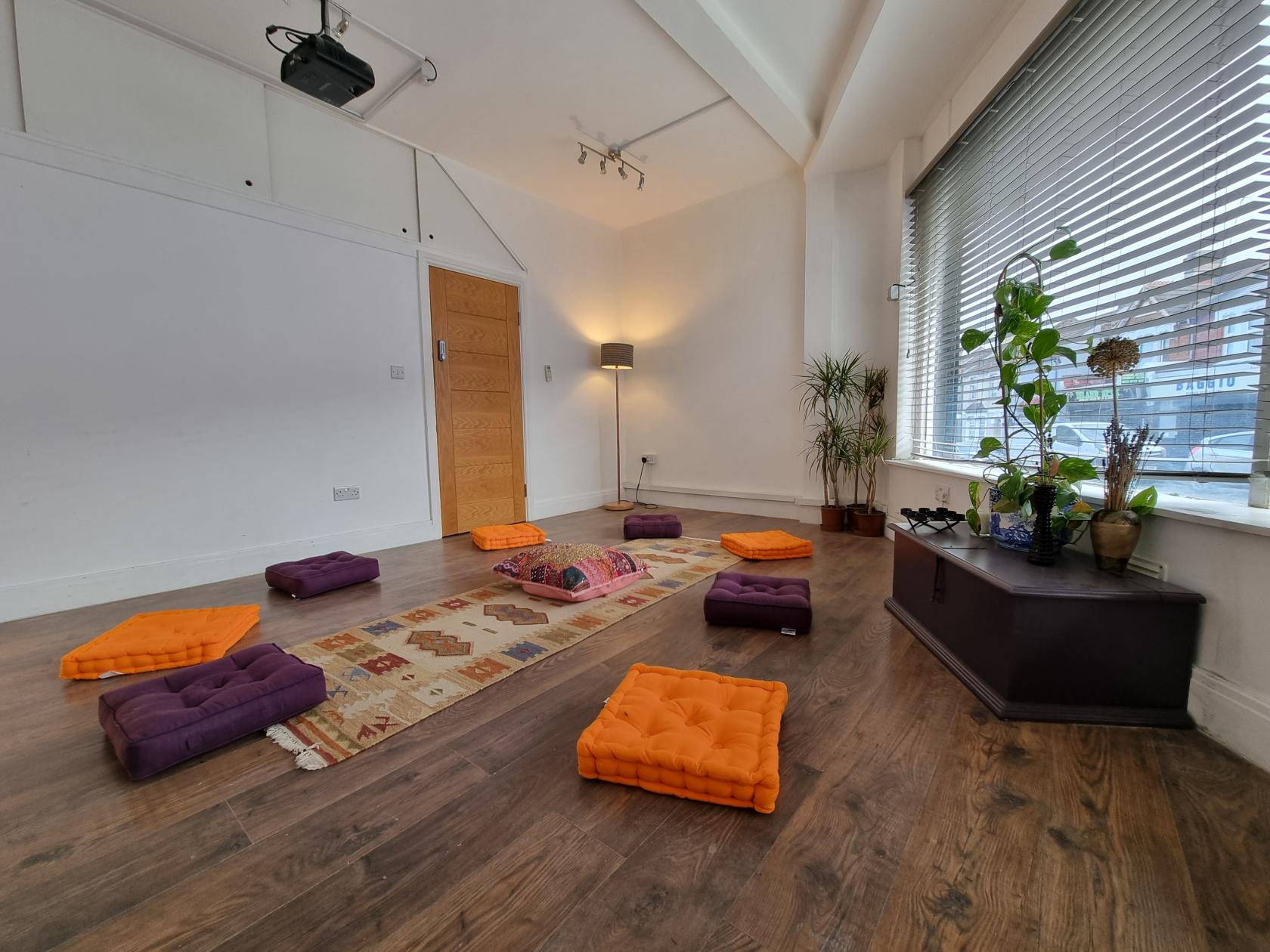 Cozy meeting space with colorful cushions for workshops and team-building activities.