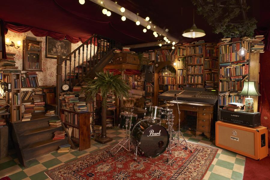 Cozy eclectic venue with warm lighting, ideal for workshops and small concerts.