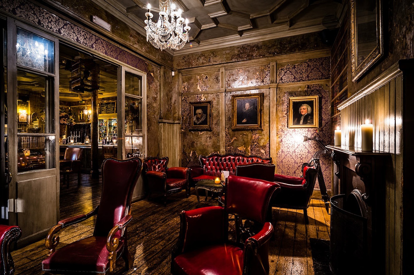 Elegant vintage meeting space at The Calabash Restaurant for exclusive events.