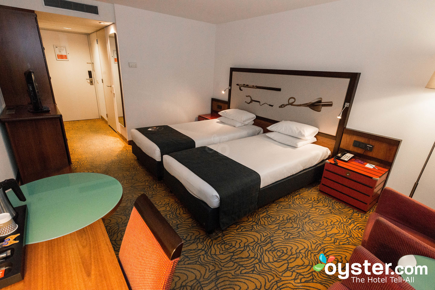 Casual hotel room with twin beds at Novotel Amsterdam City for business events.
