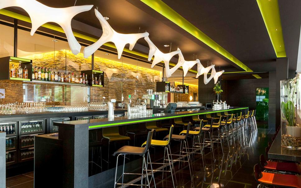 Modern bar area in Hotel Novotel Amsterdam City, perfect for cocktail receptions and events.