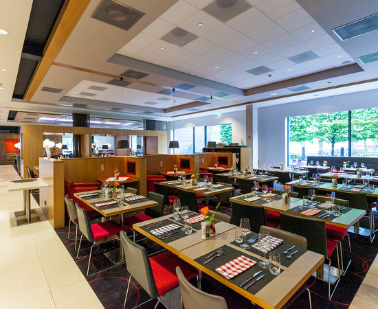 Modern Bar & Lounge at Novotel Amsterdam City, perfect for events and networking.