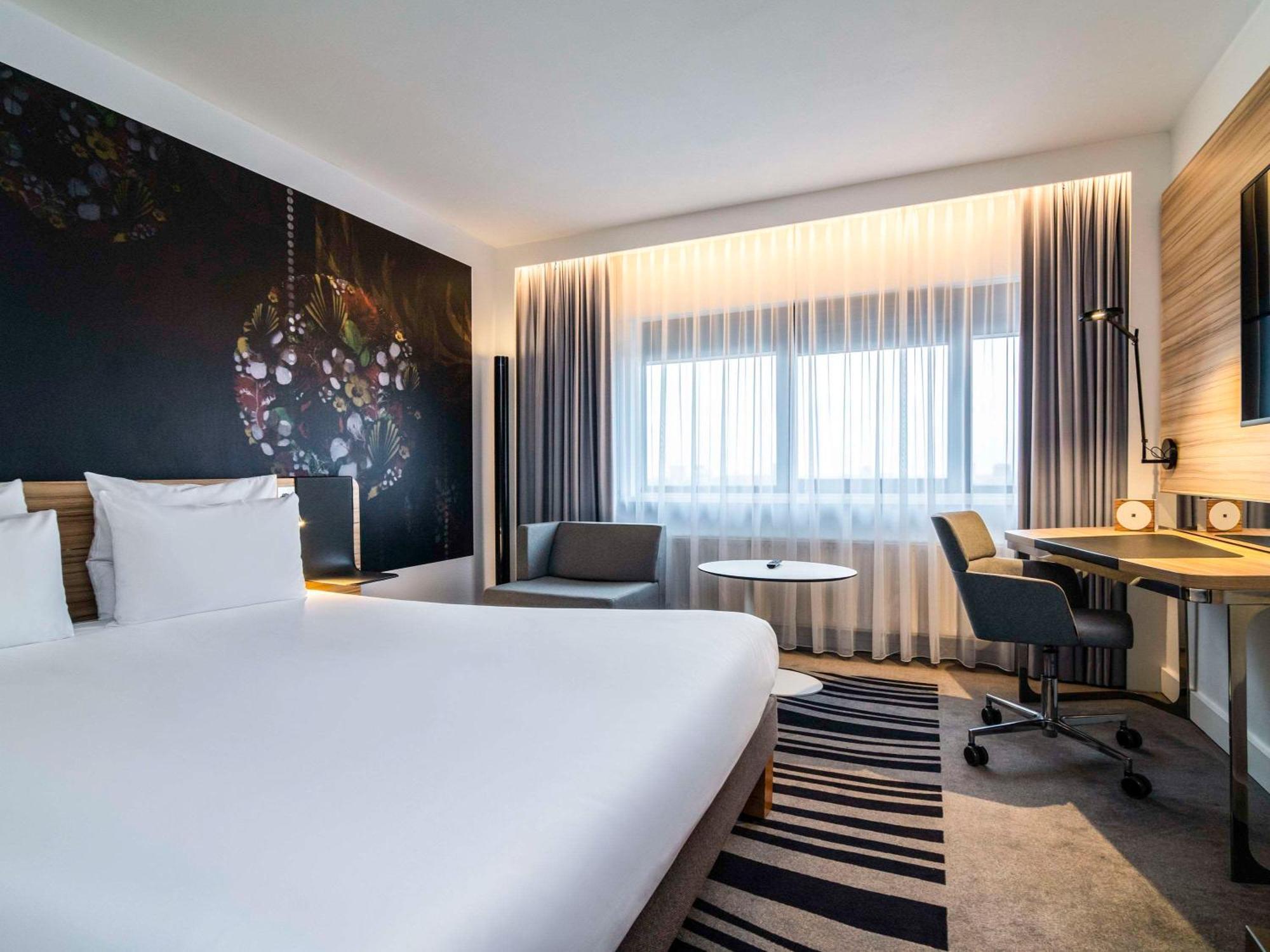 Modern hotel room in Novotel Amsterdam City, ideal for business meetings and relaxation.
