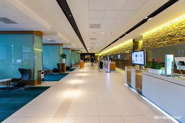 Modern Bar & Lounge in Novotel Amsterdam City, ideal for meetings and events.