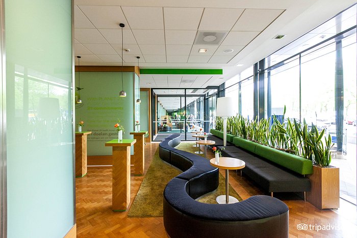 Modern Bar & Lounge in Novotel Amsterdam City, ideal for networking and informal meetings.