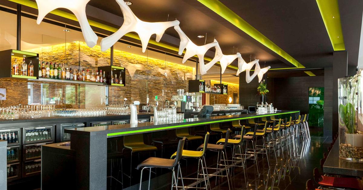 Modern bar at Novotel Amsterdam City, ideal for networking events and cocktail receptions.