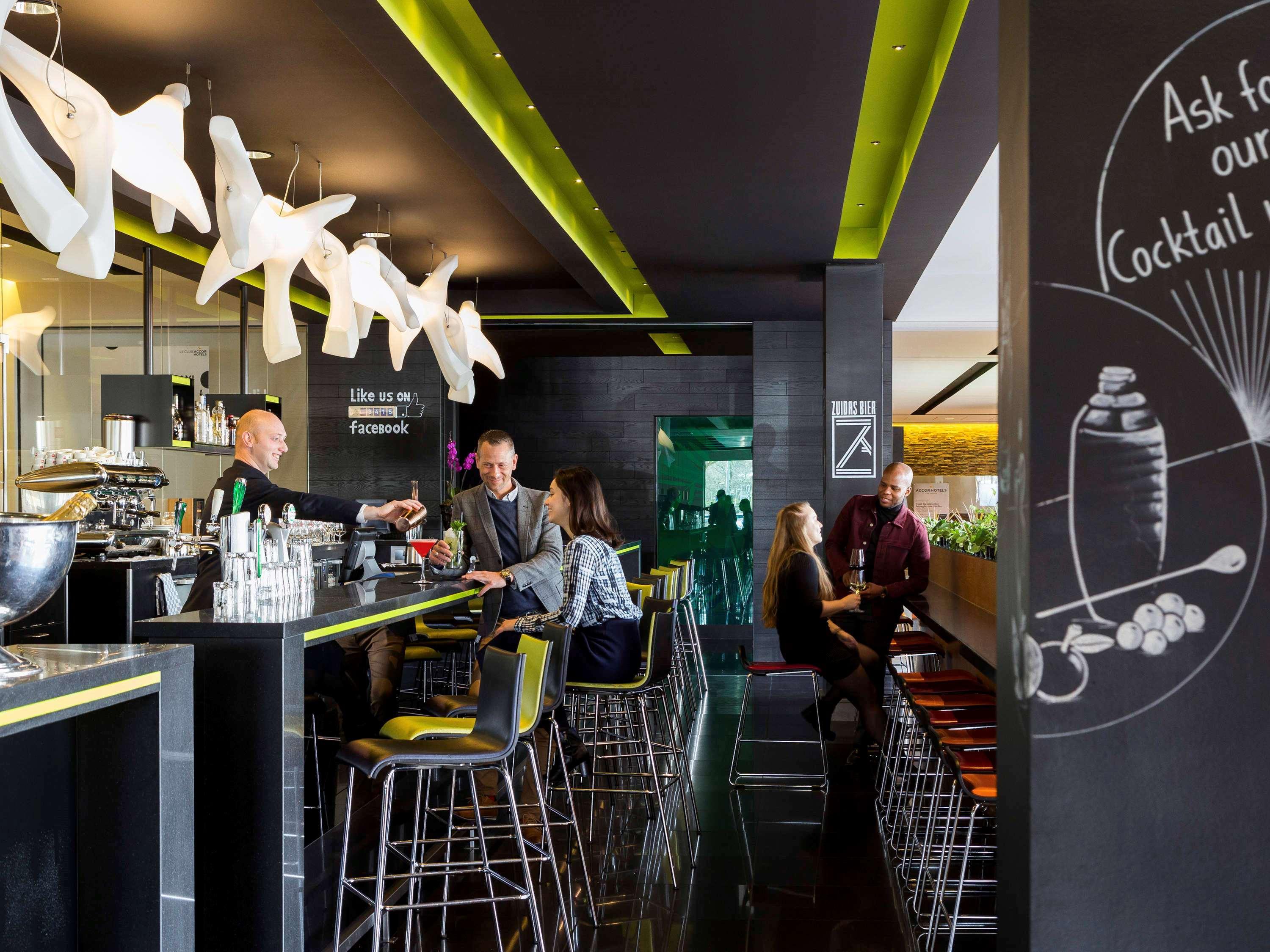 Modern bar at Novotel Amsterdam City, perfect for networking events and casual meetings.