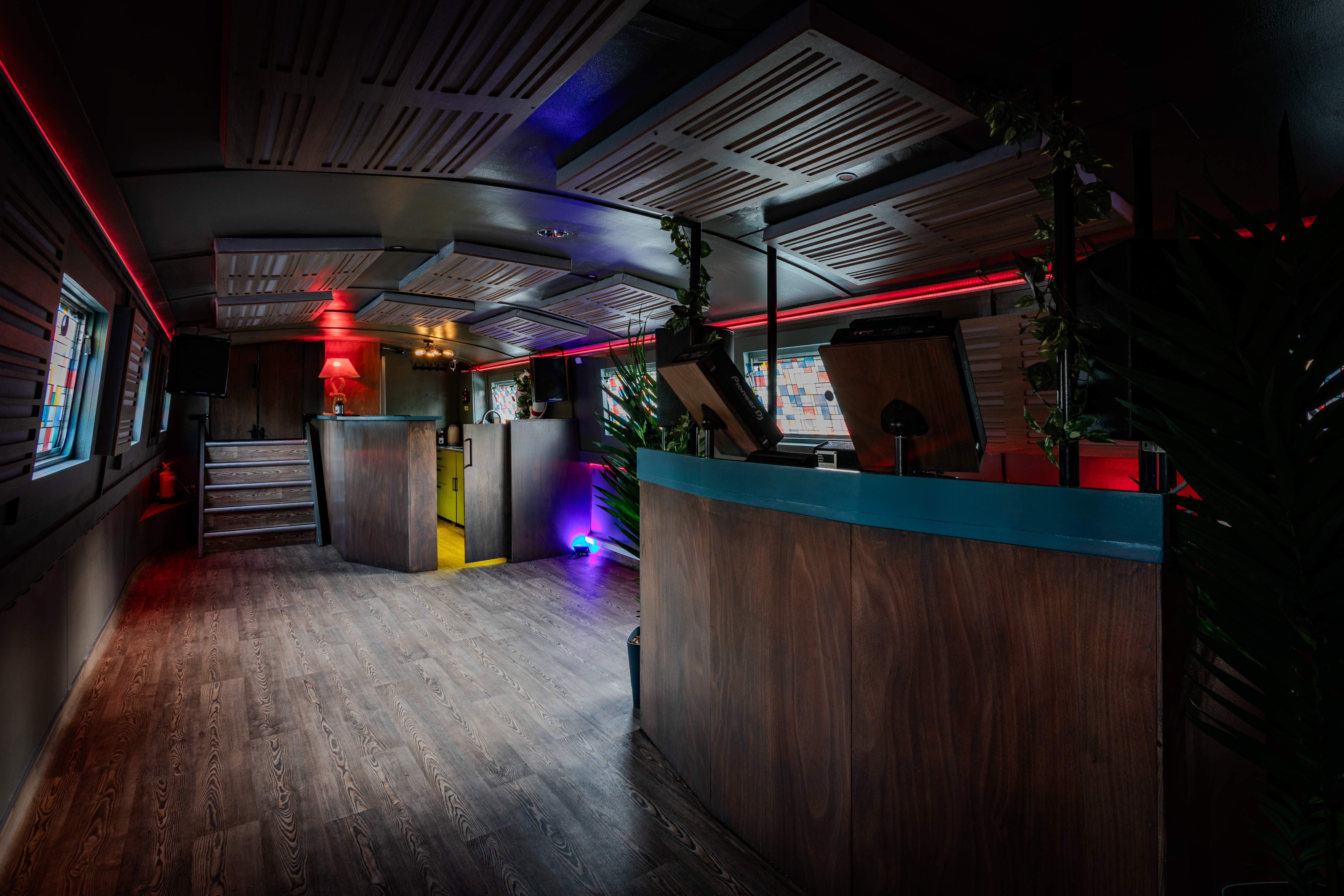 A Floating Mobile Event Space - 3olrq5bozlu.jpg