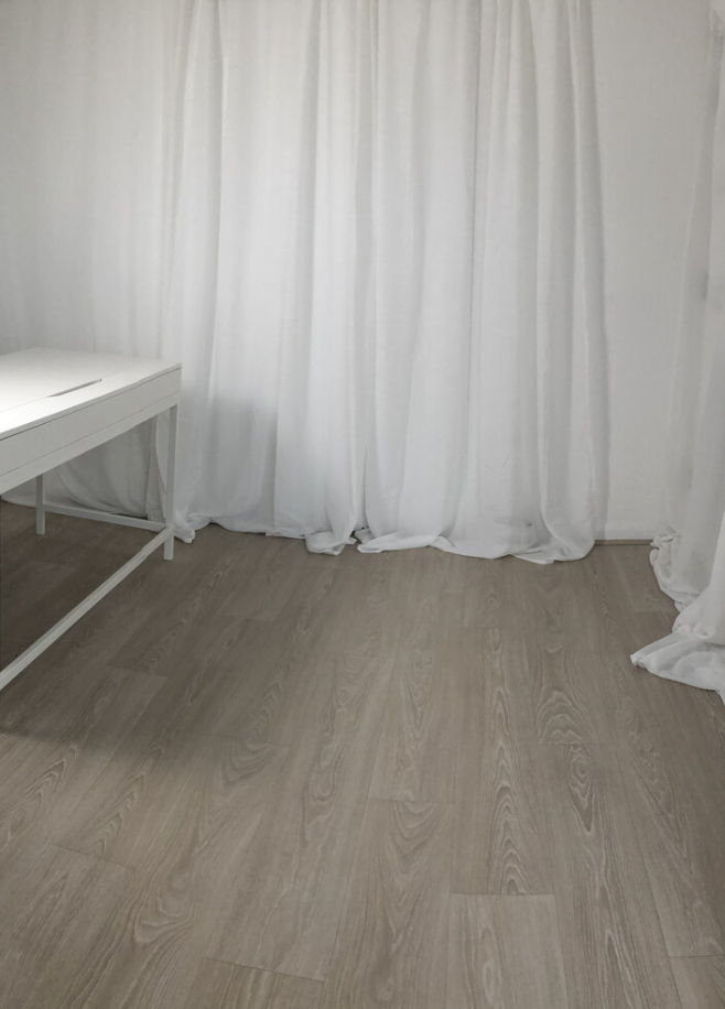 Minimalist event space in Sugar Studio Bristol with white backdrop and wooden flooring.