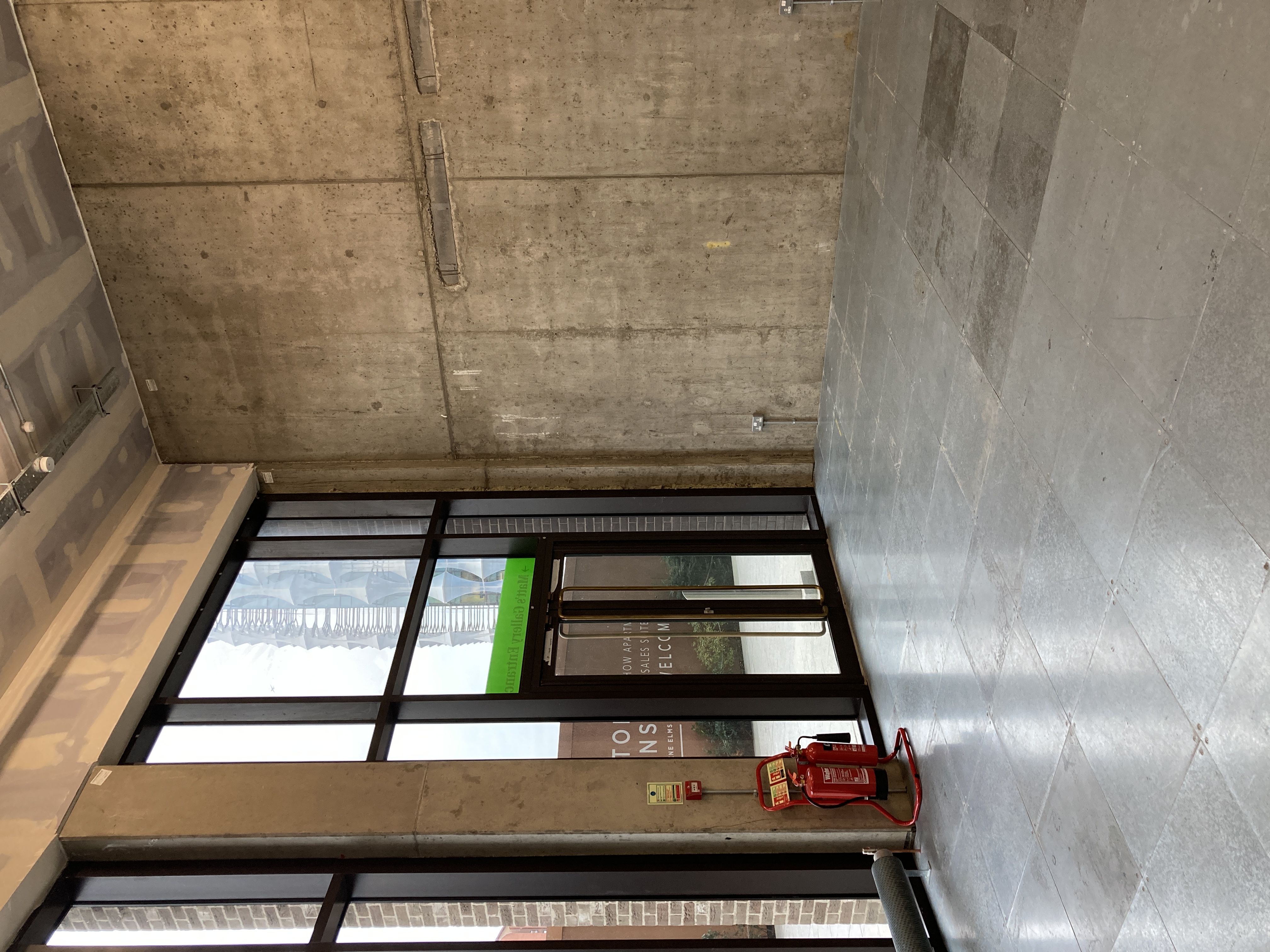 Spacious minimalist gallery with natural light, ideal for conferences and events.