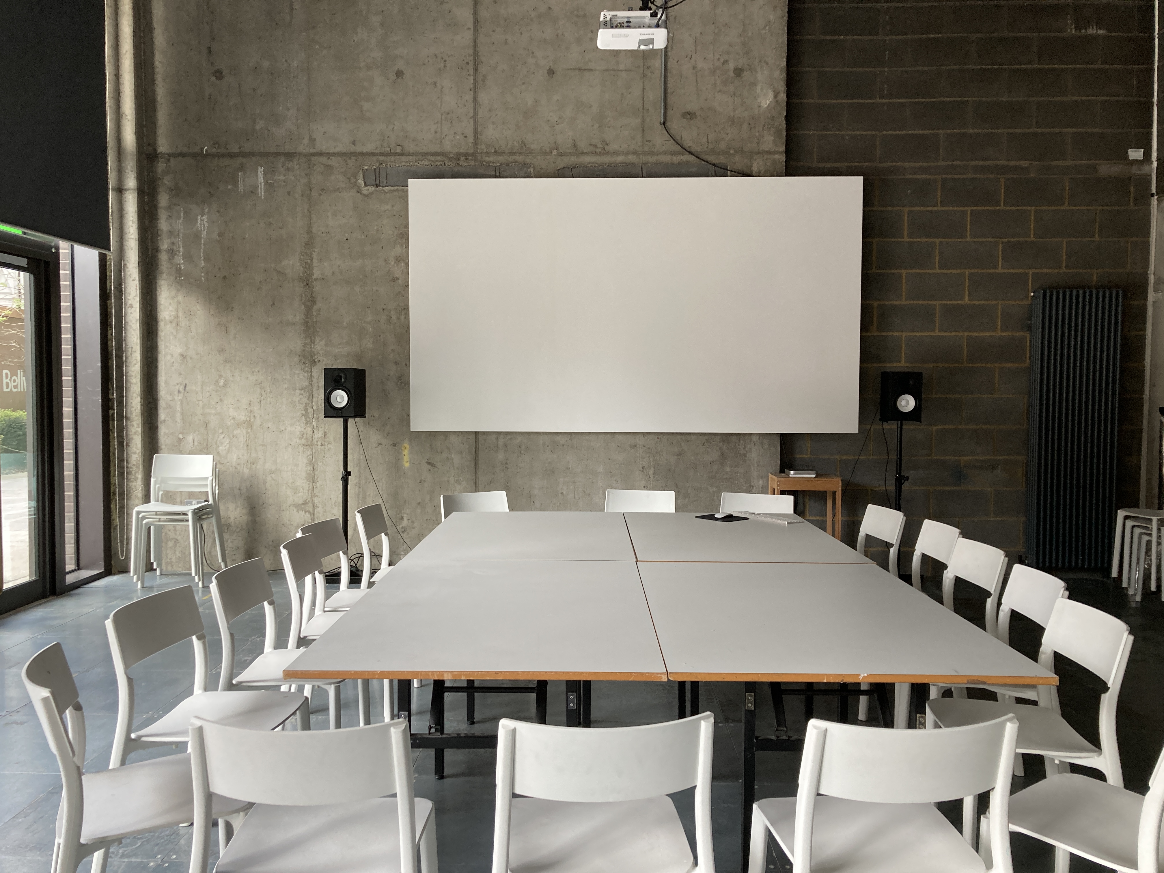 Versatile meeting space with central table, ideal for workshops and presentations.