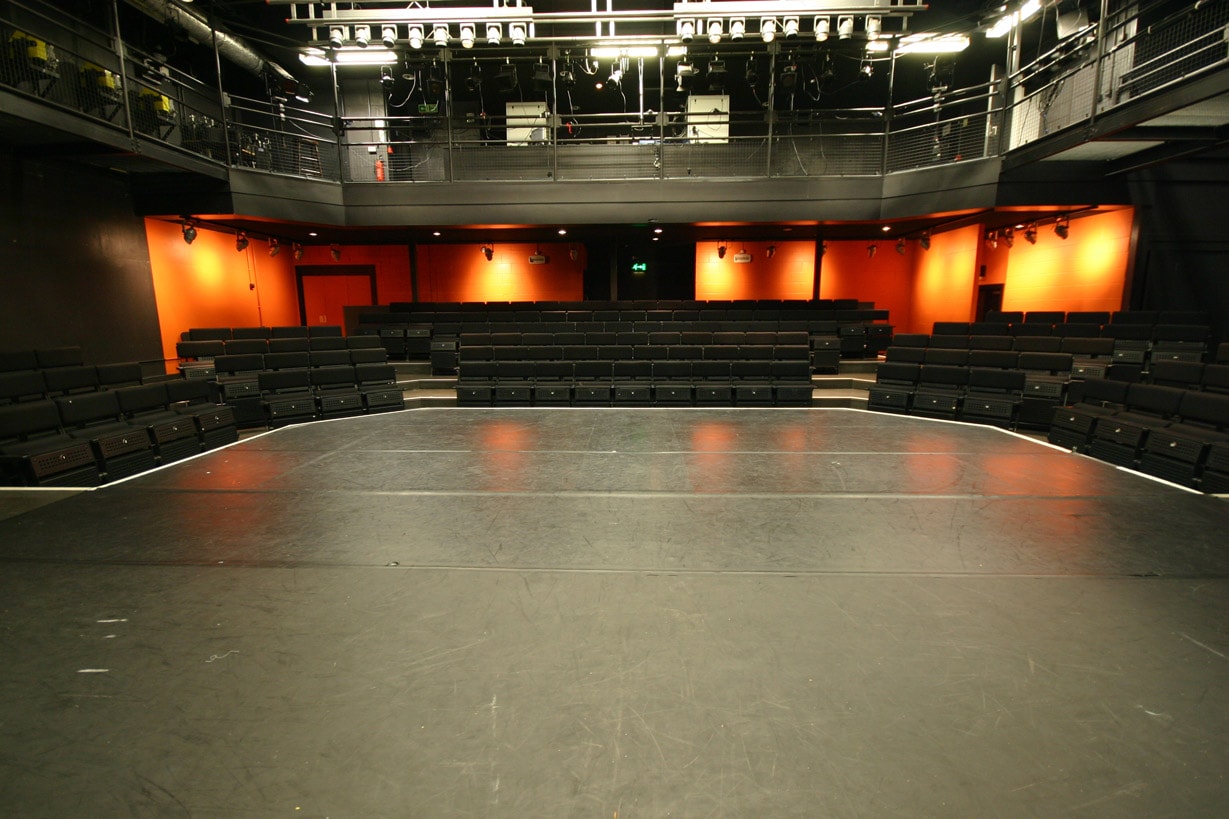 Modern exhibition space with tiered seating, ideal for presentations and performances.