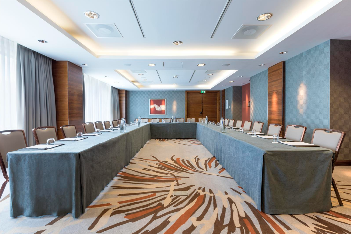 Meeting room at Hotel Okura Amsterdam with U-shaped table for workshops and conferences.