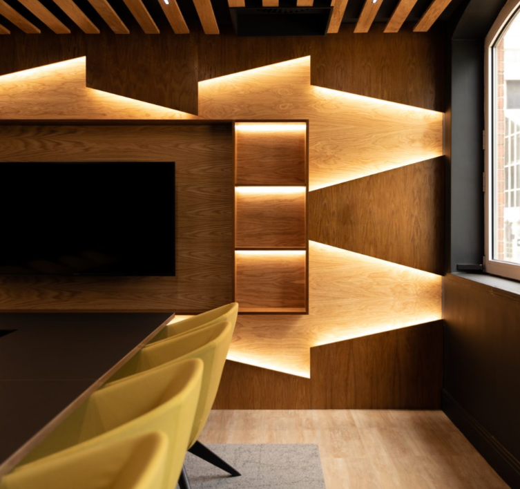 Modern 8-person meeting room with wooden paneling for creative collaboration.