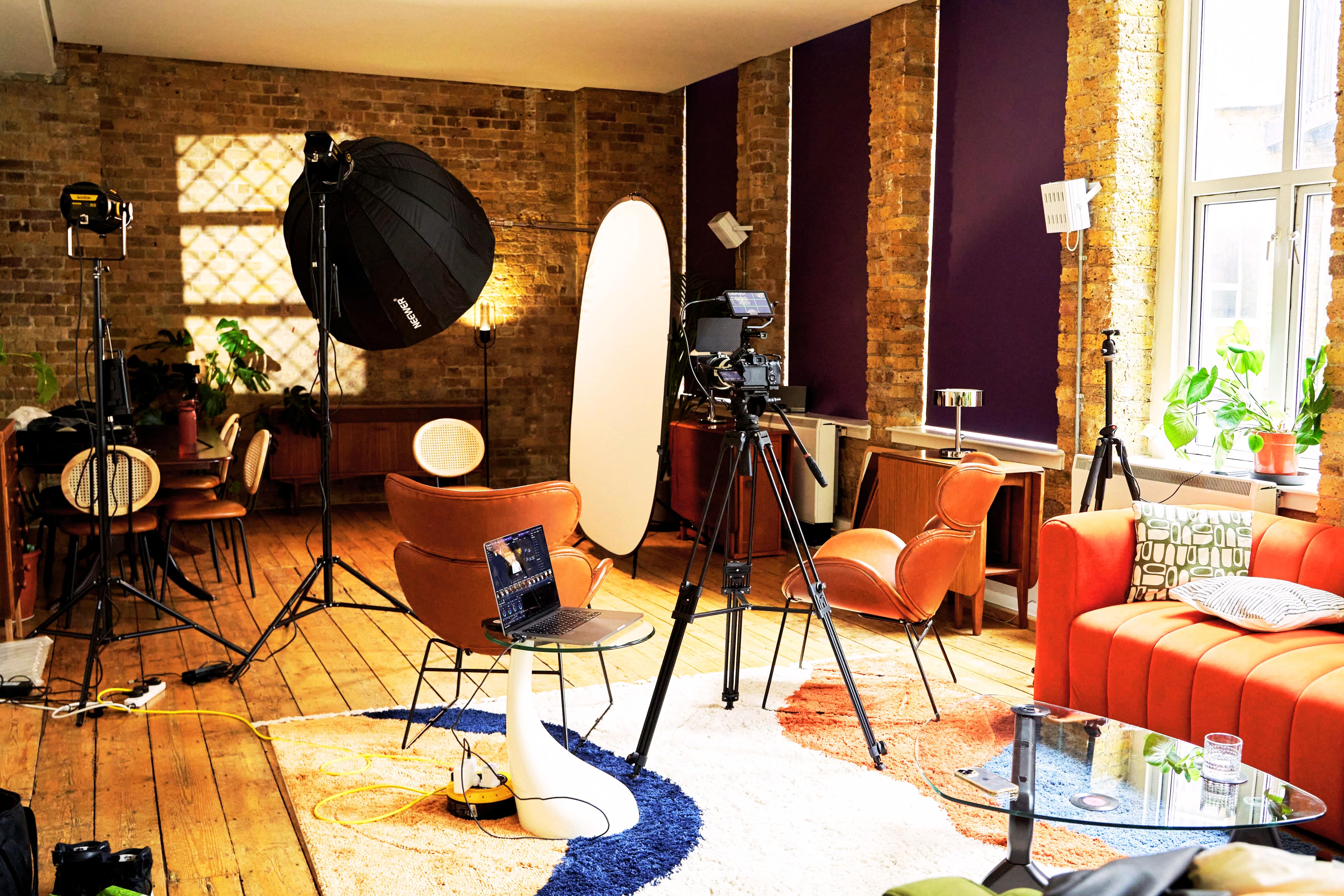 Event space in The Artist's Loft, Shoreditch, ideal for hybrid meetings and video productions.