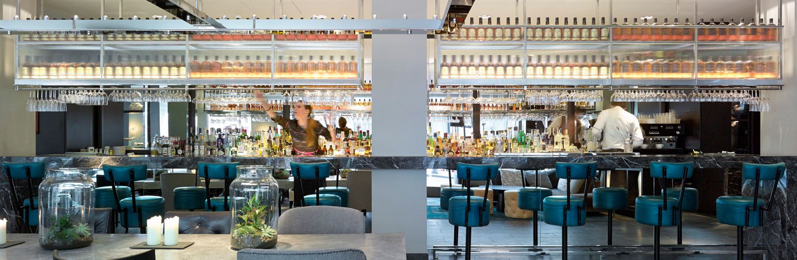 Vibrant bar at 3SP Restaurant, ideal for networking events and cocktail receptions.