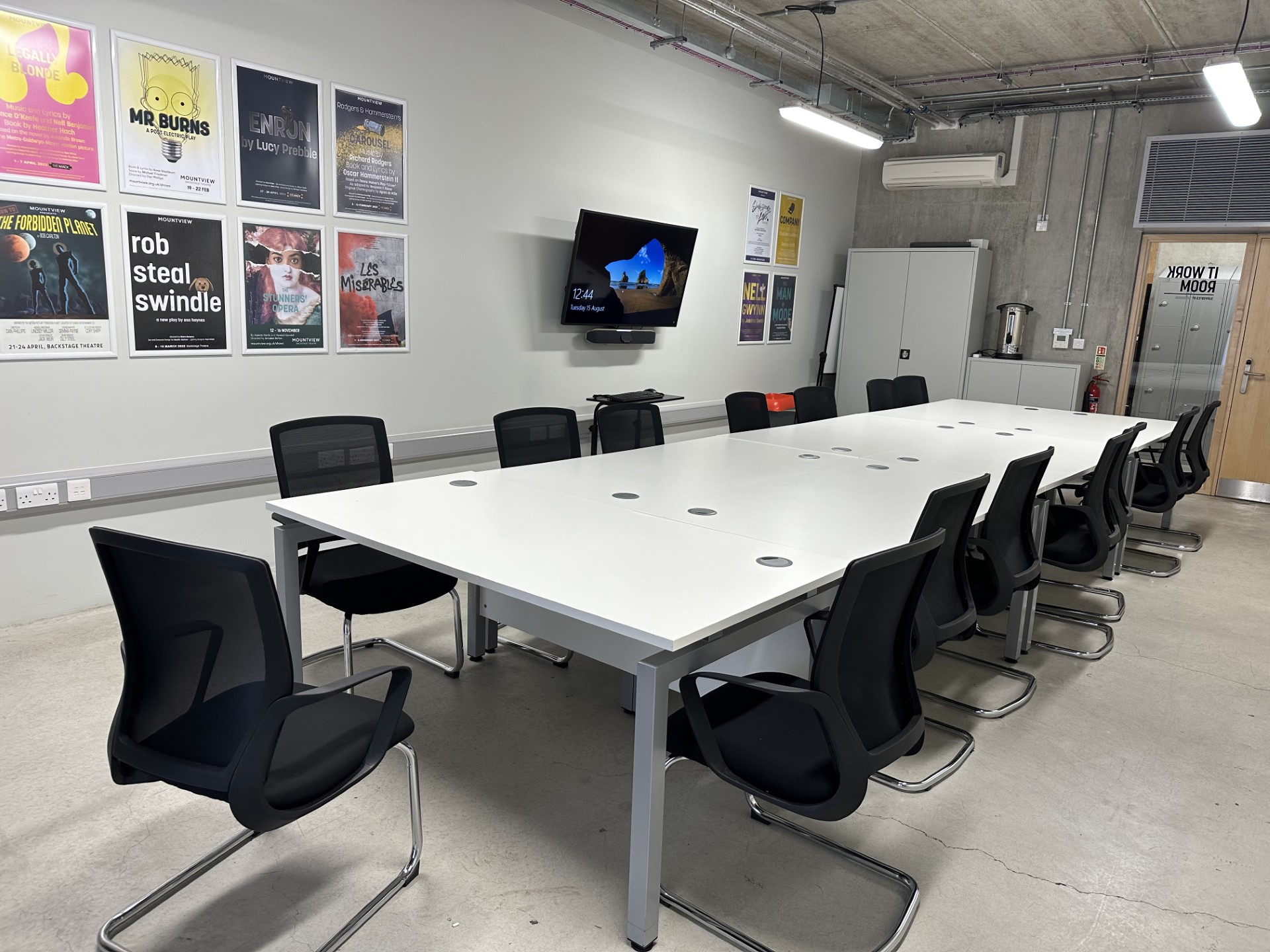 Modern conference room with spacious table, ideal for meetings and brainstorming sessions.