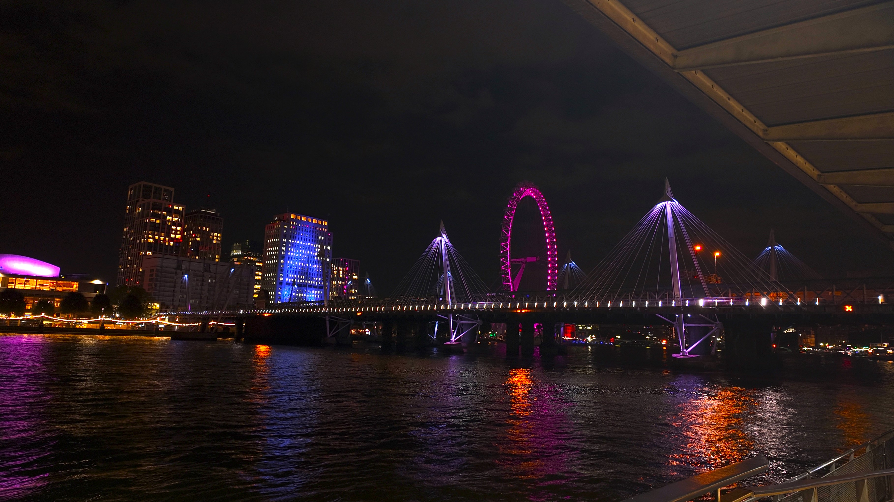 Clipper Lounge EMB - ilvuiauywtf.JPG